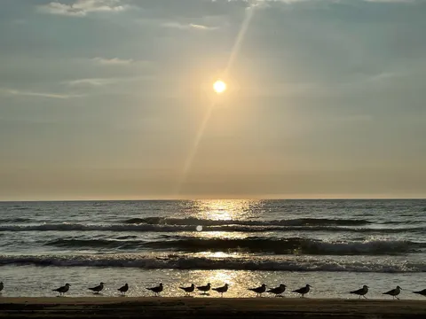 夕陽と波のささやき