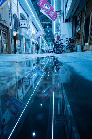 水面に続く青い商店街