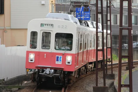 赤白カラーが目を引く琴電