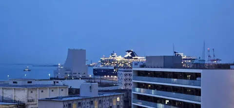静寂の港、大型客船の灯り