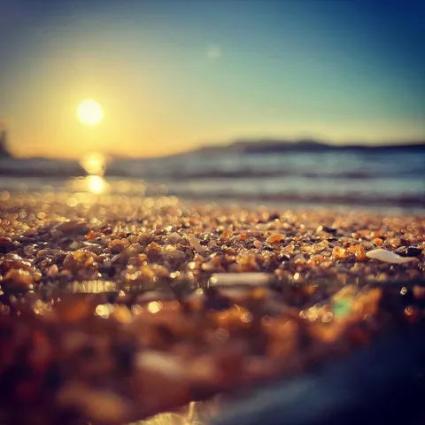 砂浜に映る夕陽のきらめき