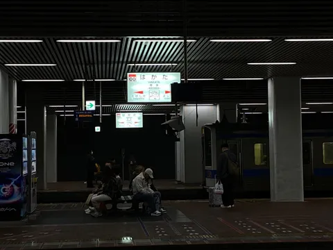 駅の灯りと旅立つ人々
