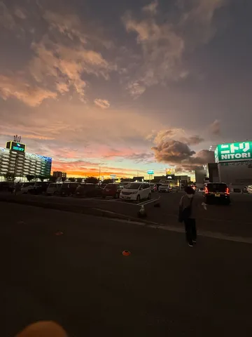 夕焼け空と街の灯り