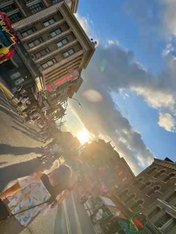 夕暮れの街に灯る影