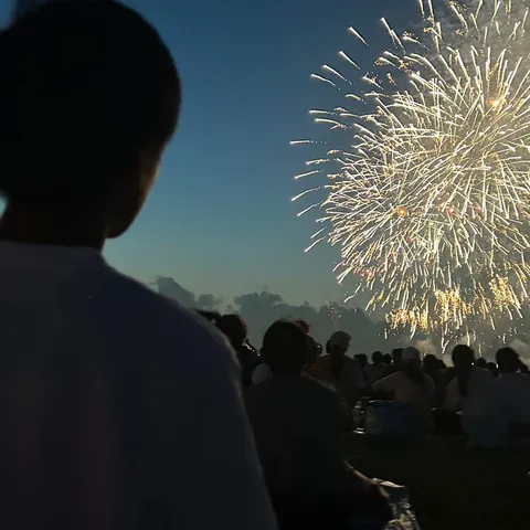 夜空を見上げる群像