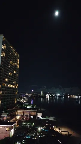 月明かりが照らす夜景リゾート