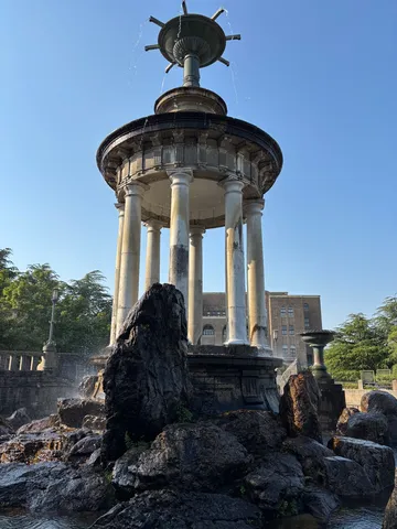 水と石と建築の壮大な調和