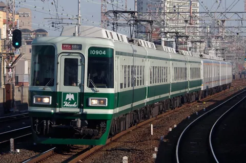 緑と白の疾走、光を掴む列車