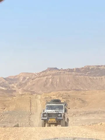 砂漠を駆ける白い車