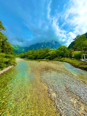 雲間から覗く山の、澄んだ川の誘い