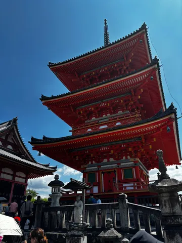 青空に映える五重塔の赤