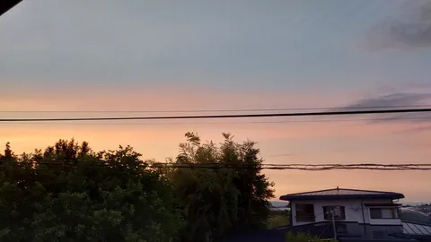 夕暮れに染まる空と電線