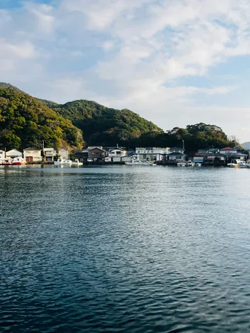 静かな港町の水面と山