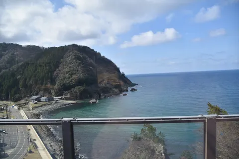 青い海と緑の山、旅情を誘う風景