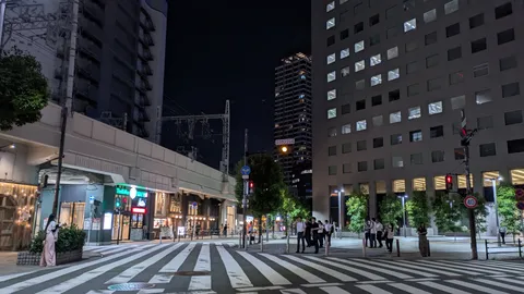 夜のスクランブル、都会の光景