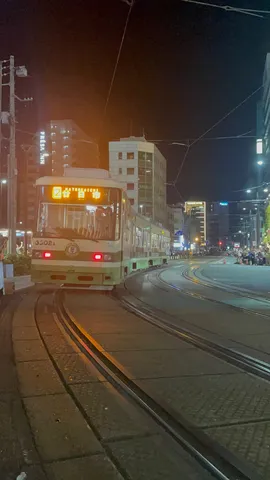 路面電車と夜景の交差点