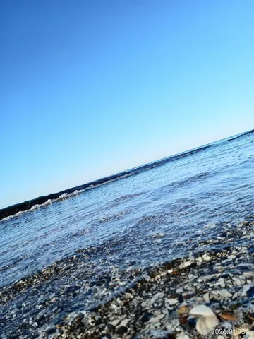 水面のきらめき、青い空