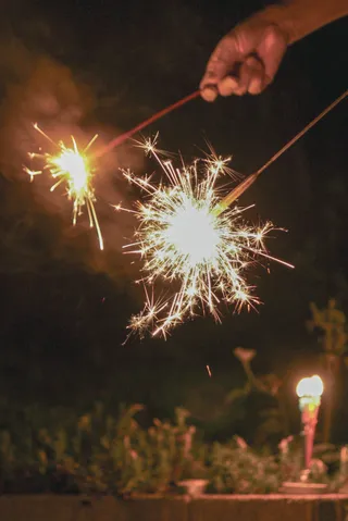 まさかの花火二刀流！輝き止まらない