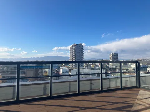 青空とガラスの静かな景色
