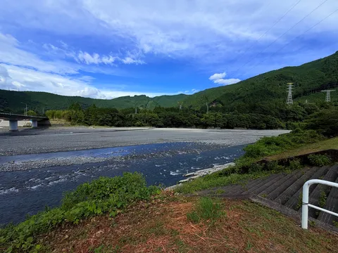 新緑の山と青い空、清流のせせらぎ