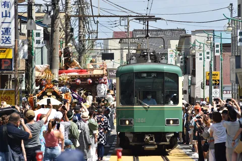 電車と祭りの交差点
