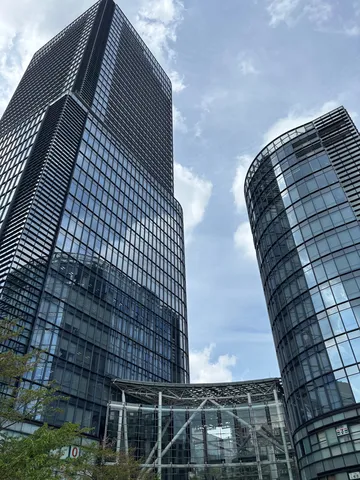 空を映すガラスの建築