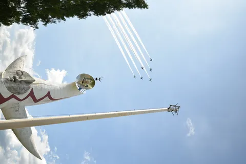 塔が見守る空の軌跡