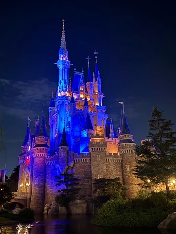 夜空に浮かぶ青い城
