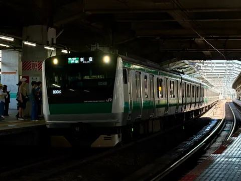 停車中の電車、日常の一コマ