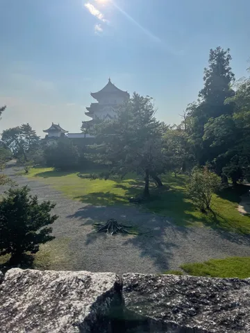 古城と新緑のコントラスト