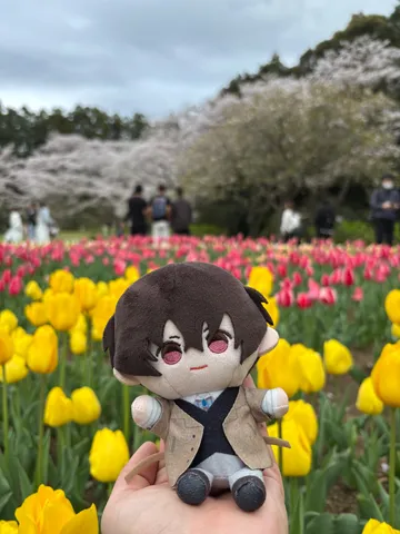 花畑に似合う小さな旅人