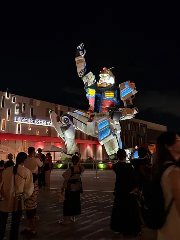巨大ロボットと夜の街並み