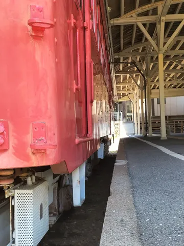 赤き鉄馬、静かに佇む