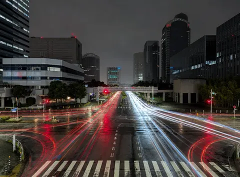 夜の光跡、都会の交差点