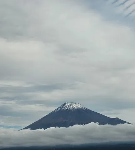 雲海に浮かぶ雪化粧の山