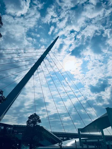 雲間から覗く空の cathedral