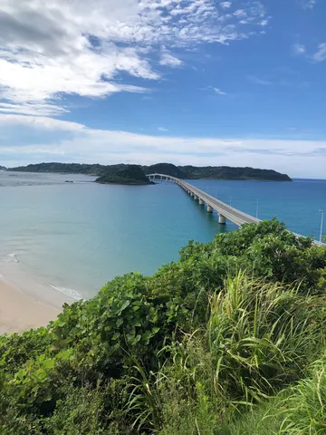 海を渡る橋、風の音さえ聞こえそう