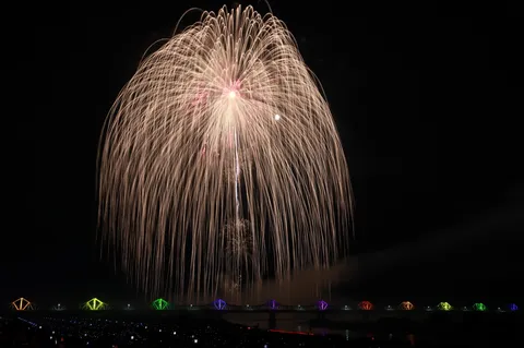 夜空を彩る光のカーテン