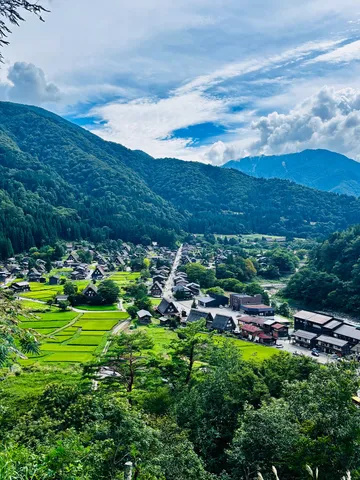 緑と古民家が織りなす日本の原風景
