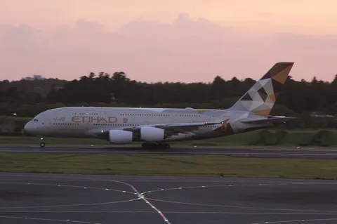 夕暮れの滑走路、 Etihad Airbus A380