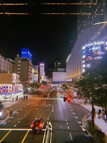 ネオンが輝く交差点の夜