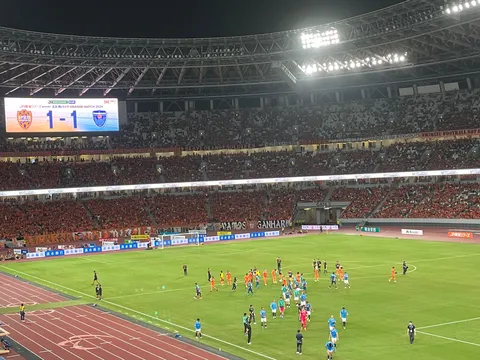 スタジアムに響く歓声、スコアは1-1