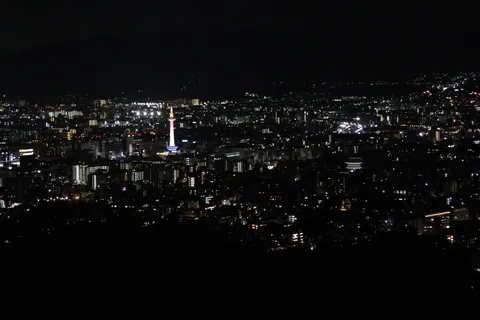 夜景の中の灯と塔