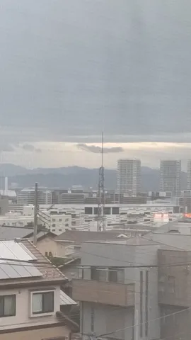 雲間から覗く都市の灯り