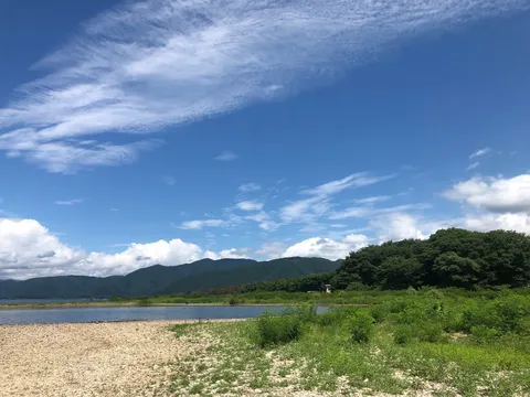 青空と緑、湖畔の風景