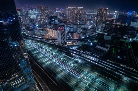 煌めく線路と高層ビル群の夜