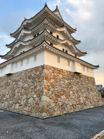 石垣と空、青と茶のコントラスト