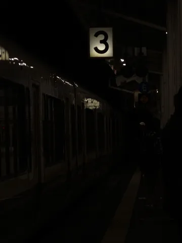 夜の駅、3番線への誘い