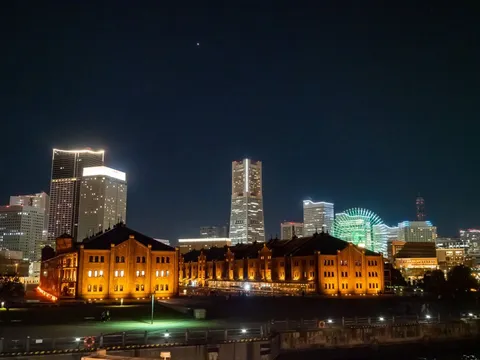 煌めく港町の夜景