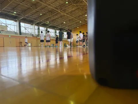 フロアにきらめく青春の影